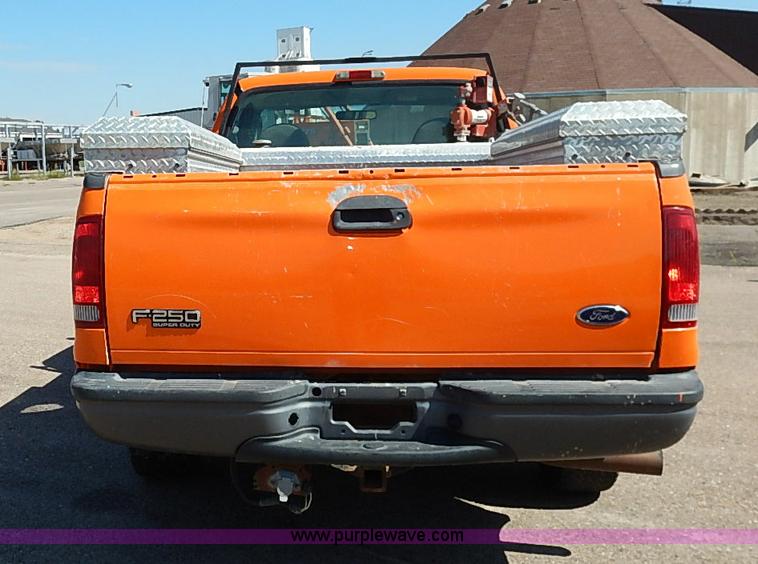 image for item J3006 2003 Ford F250 Super Duty XL pickup truck