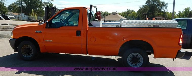 image for item J3006 2003 Ford F250 Super Duty XL pickup truck