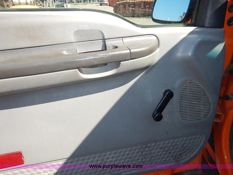 image for item J3006 2003 Ford F250 Super Duty XL pickup truck