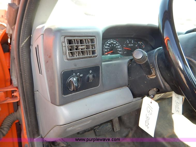 image for item J3006 2003 Ford F250 Super Duty XL pickup truck