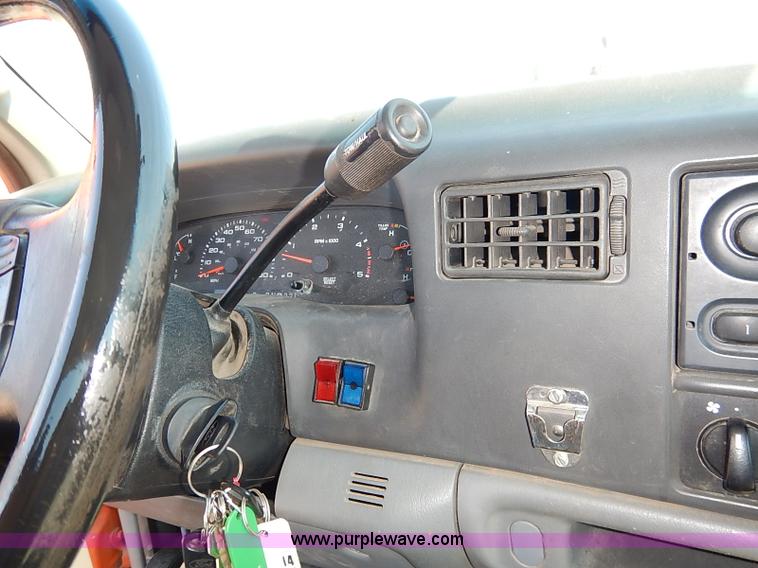 image for item J3006 2003 Ford F250 Super Duty XL pickup truck