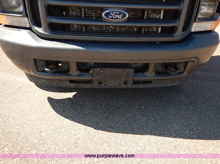 image for item J3006 2003 Ford F250 Super Duty XL pickup truck