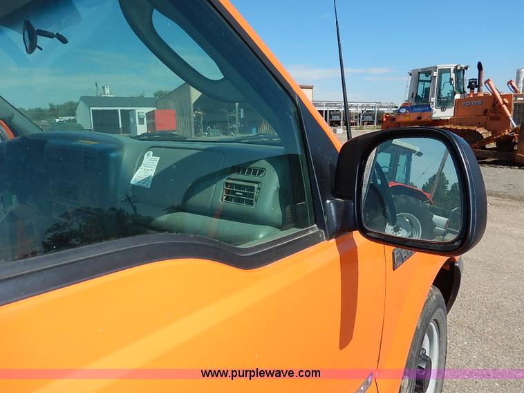 image for item J3006 2003 Ford F250 Super Duty XL pickup truck