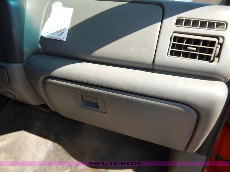 image for item J3006 2003 Ford F250 Super Duty XL pickup truck