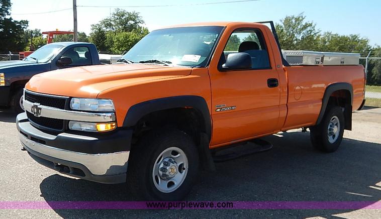 image for item J3007 2002 Chevrolet Silverado 2500 pickup truck