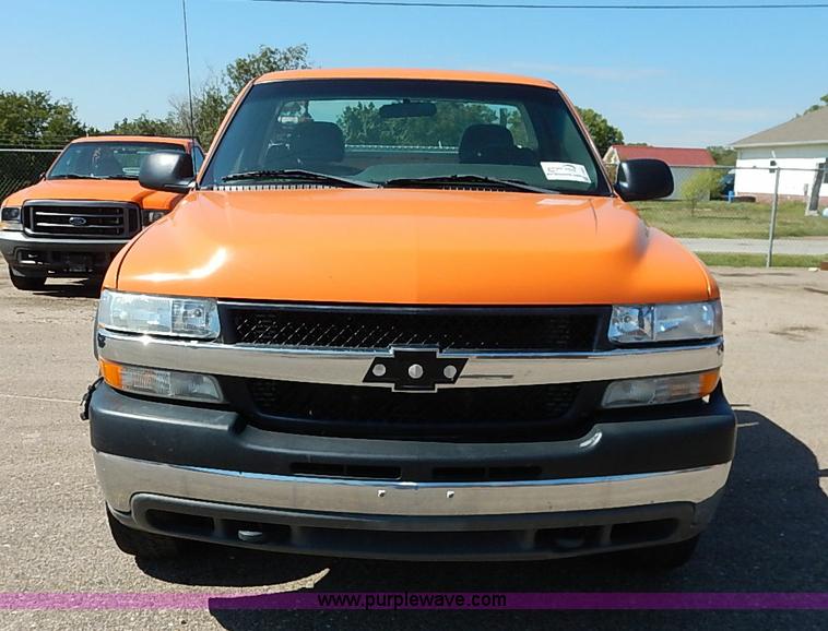 image for item J3007 2002 Chevrolet Silverado 2500 pickup truck