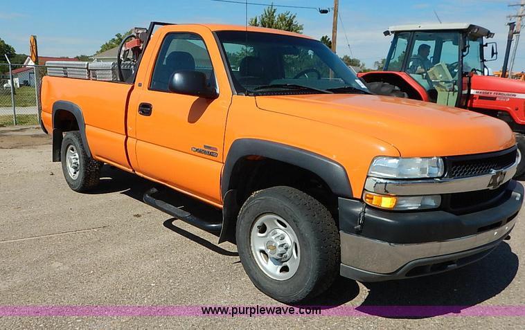 image for item J3007 2002 Chevrolet Silverado 2500 pickup truck