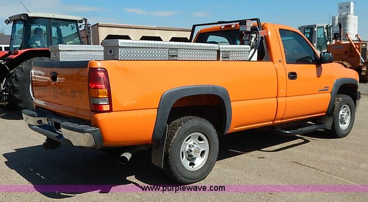 image for item J3007 2002 Chevrolet Silverado 2500 pickup truck