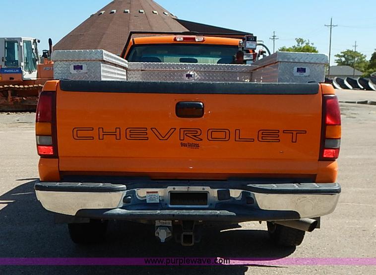 image for item J3007 2002 Chevrolet Silverado 2500 pickup truck