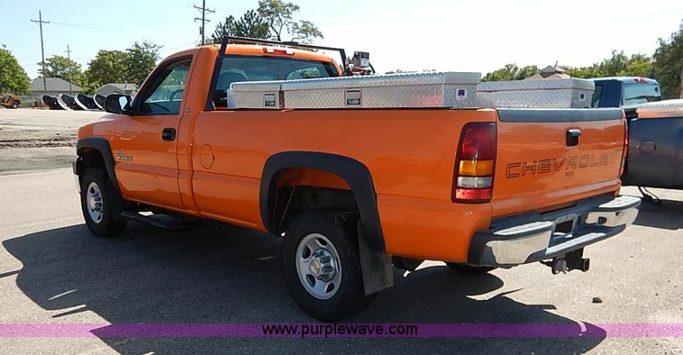 image for item J3007 2002 Chevrolet Silverado 2500 pickup truck