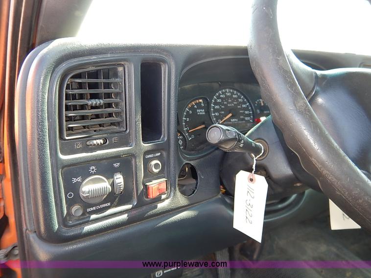 image for item J3007 2002 Chevrolet Silverado 2500 pickup truck