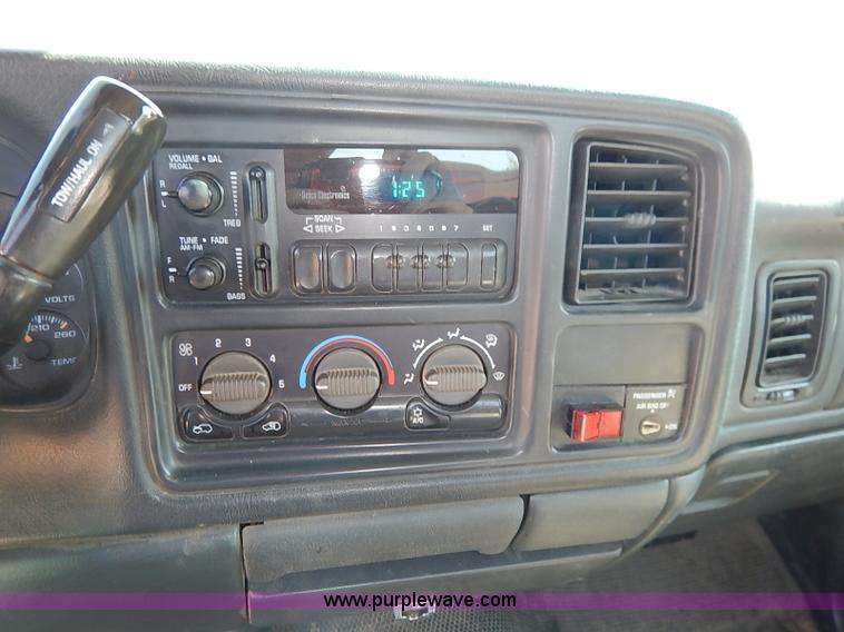 image for item J3007 2002 Chevrolet Silverado 2500 pickup truck