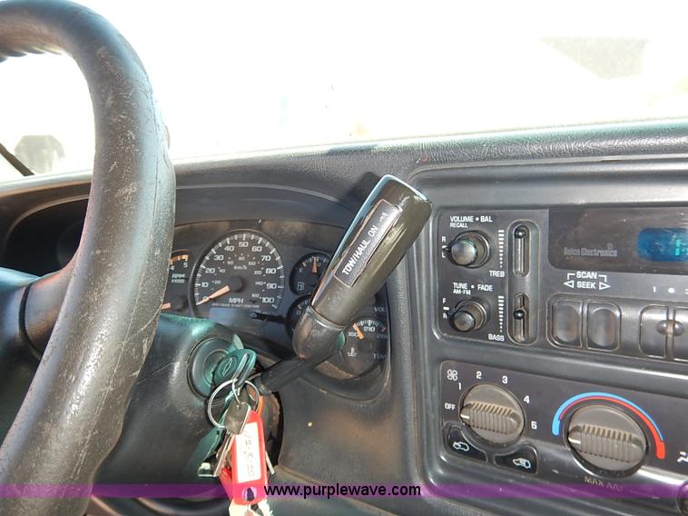 image for item J3007 2002 Chevrolet Silverado 2500 pickup truck