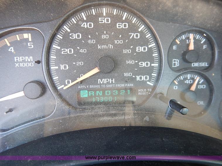 image for item J3007 2002 Chevrolet Silverado 2500 pickup truck