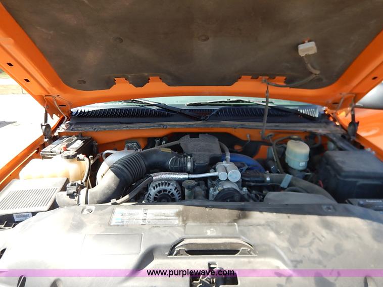 image for item J3007 2002 Chevrolet Silverado 2500 pickup truck