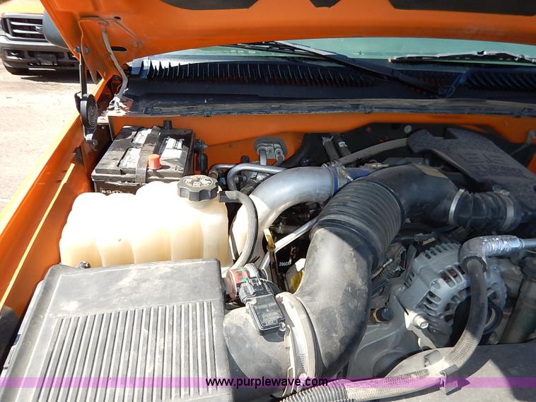 image for item J3007 2002 Chevrolet Silverado 2500 pickup truck