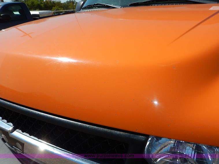 image for item J3007 2002 Chevrolet Silverado 2500 pickup truck