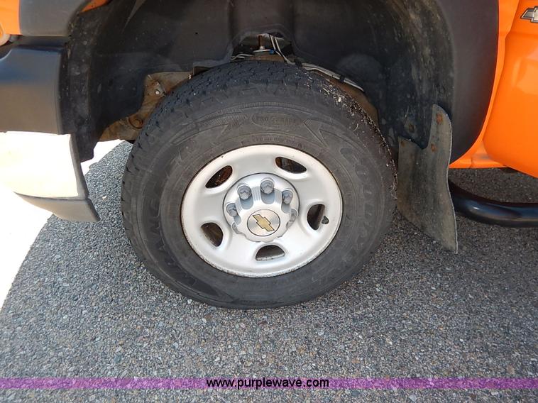 image for item J3007 2002 Chevrolet Silverado 2500 pickup truck