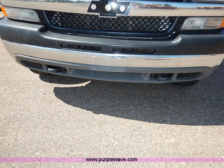 image for item J3007 2002 Chevrolet Silverado 2500 pickup truck