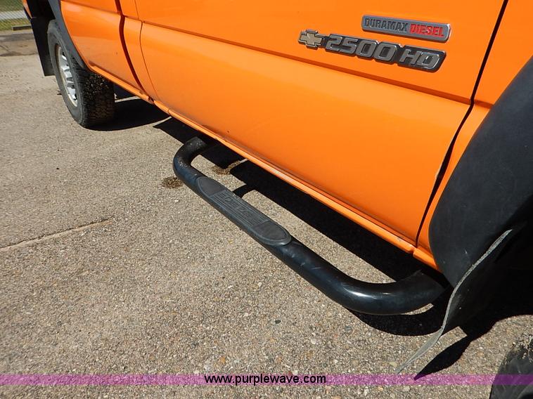 image for item J3007 2002 Chevrolet Silverado 2500 pickup truck