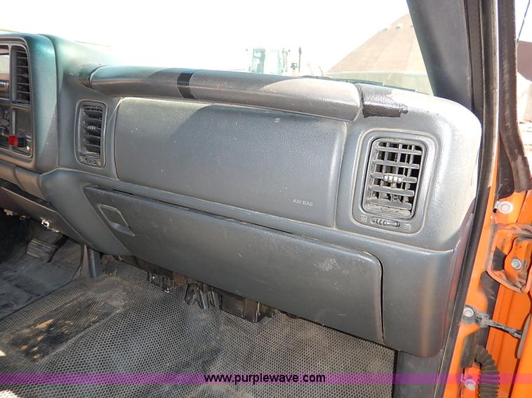 image for item J3007 2002 Chevrolet Silverado 2500 pickup truck