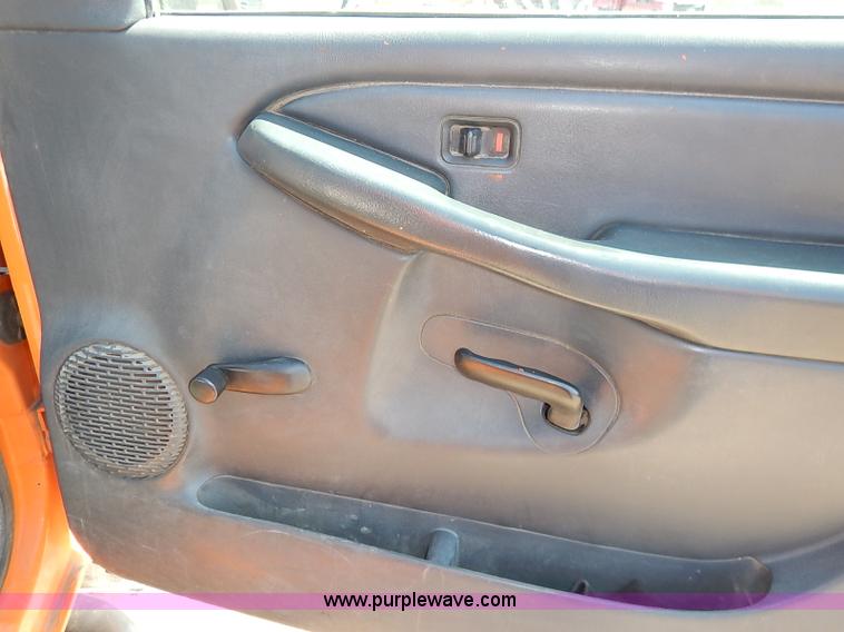 image for item J3007 2002 Chevrolet Silverado 2500 pickup truck