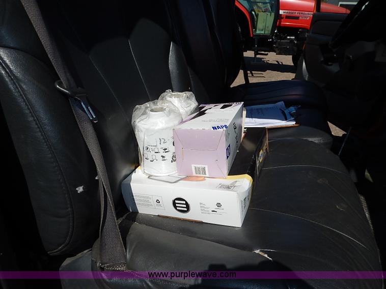 image for item J3007 2002 Chevrolet Silverado 2500 pickup truck