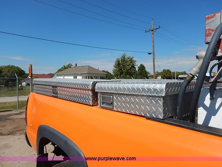 image for item J3007 2002 Chevrolet Silverado 2500 pickup truck