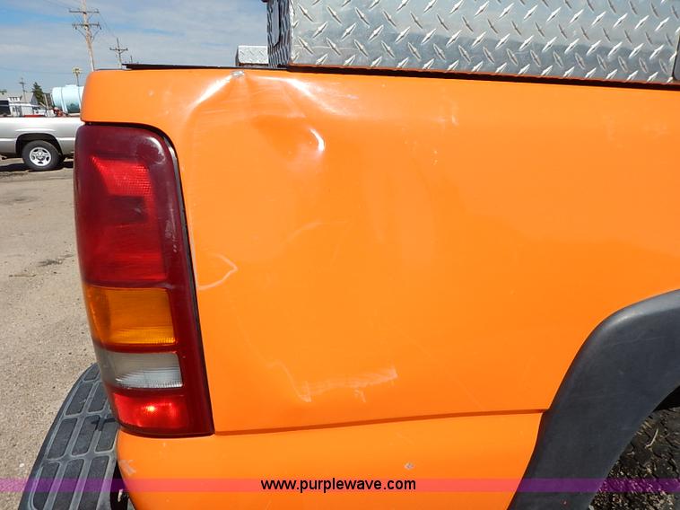 image for item J3007 2002 Chevrolet Silverado 2500 pickup truck