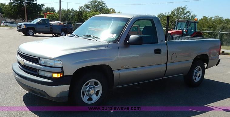 image for item J3009 2002 Chevrolet Silverado 1500 pickup truck