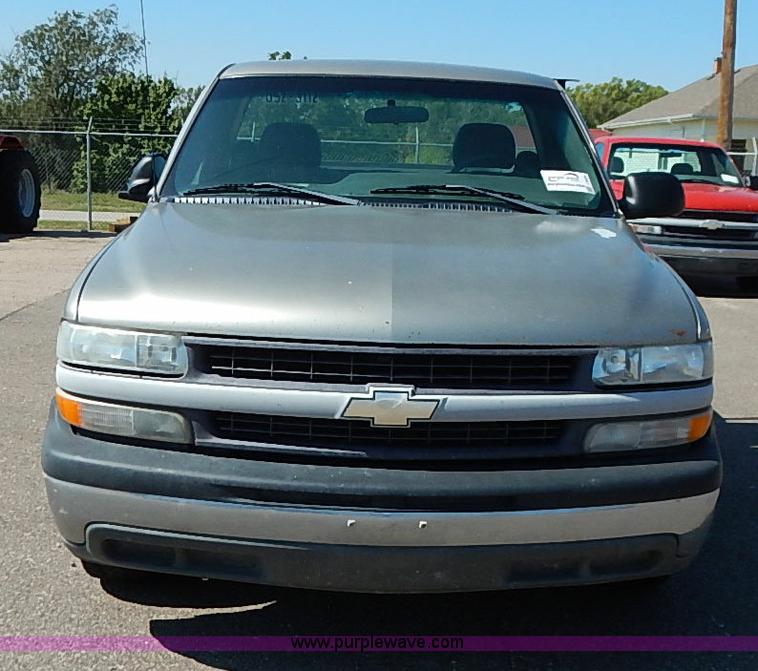 image for item J3009 2002 Chevrolet Silverado 1500 pickup truck
