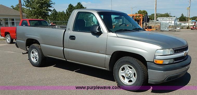 image for item J3009 2002 Chevrolet Silverado 1500 pickup truck