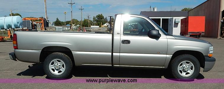 image for item J3009 2002 Chevrolet Silverado 1500 pickup truck