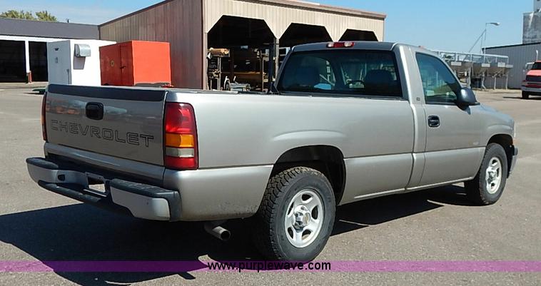 image for item J3009 2002 Chevrolet Silverado 1500 pickup truck
