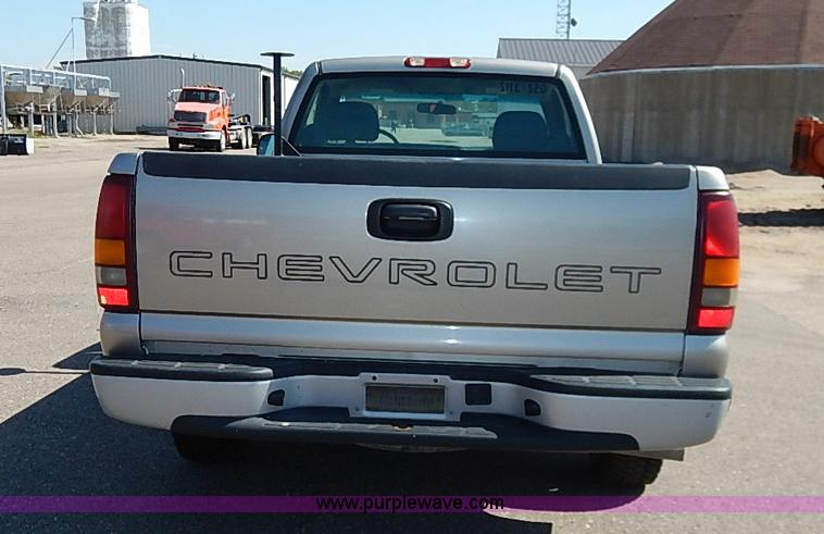 image for item J3009 2002 Chevrolet Silverado 1500 pickup truck