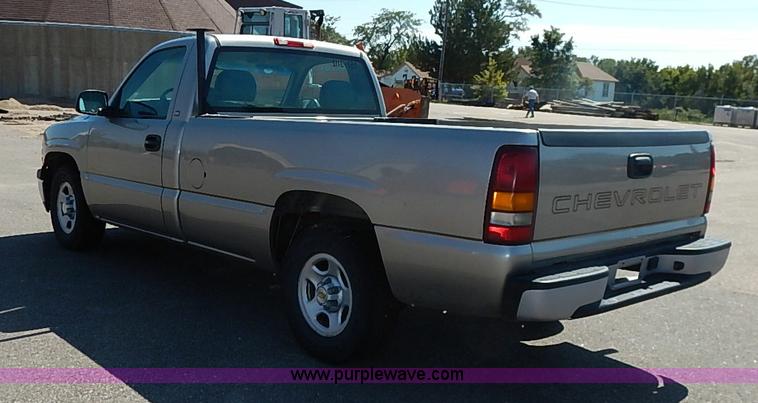 image for item J3009 2002 Chevrolet Silverado 1500 pickup truck
