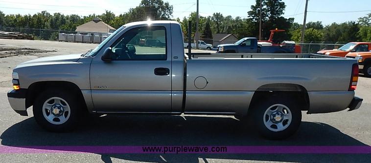 image for item J3009 2002 Chevrolet Silverado 1500 pickup truck
