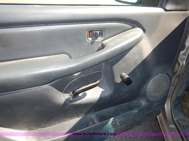 image for item J3009 2002 Chevrolet Silverado 1500 pickup truck