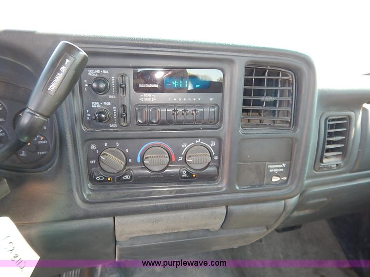 image for item J3009 2002 Chevrolet Silverado 1500 pickup truck