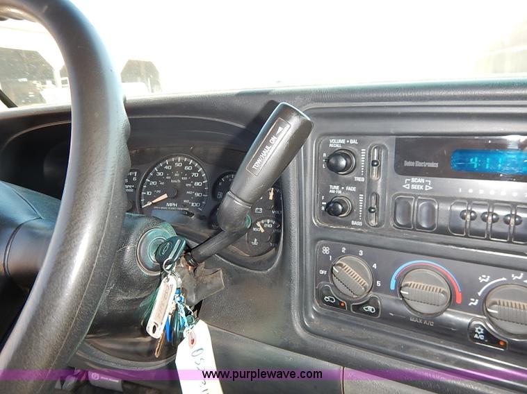 image for item J3009 2002 Chevrolet Silverado 1500 pickup truck