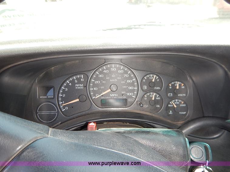 image for item J3009 2002 Chevrolet Silverado 1500 pickup truck