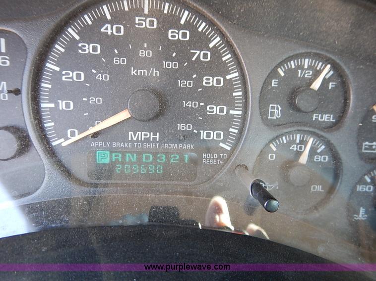 image for item J3009 2002 Chevrolet Silverado 1500 pickup truck