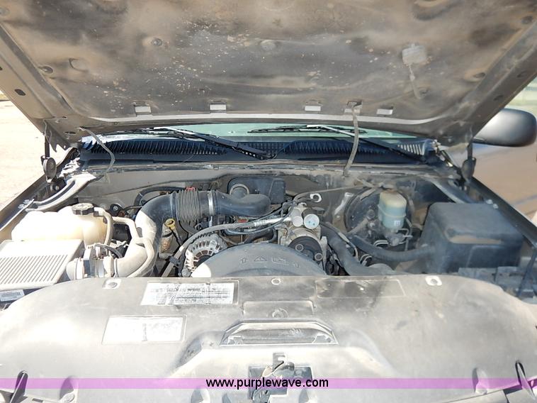 image for item J3009 2002 Chevrolet Silverado 1500 pickup truck