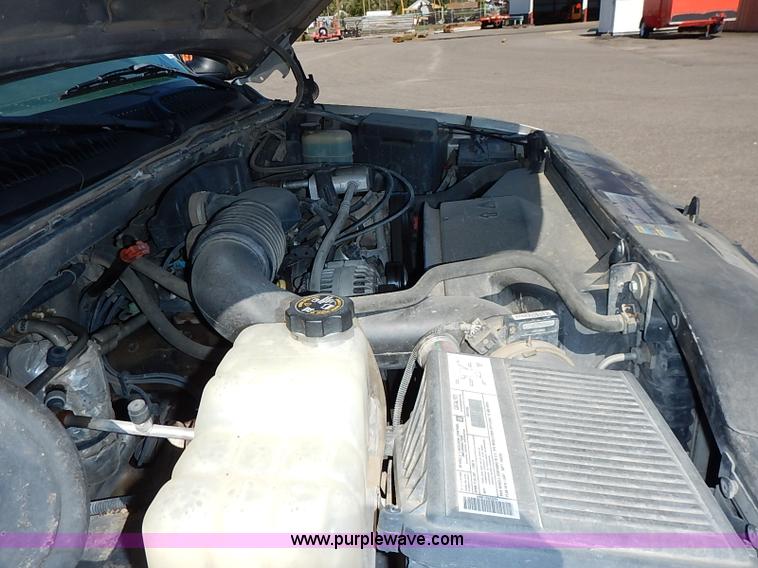 image for item J3009 2002 Chevrolet Silverado 1500 pickup truck