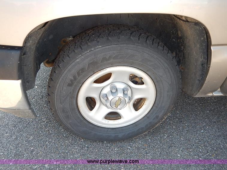 image for item J3009 2002 Chevrolet Silverado 1500 pickup truck
