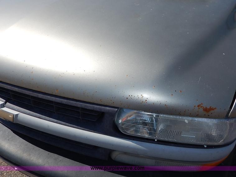 image for item J3009 2002 Chevrolet Silverado 1500 pickup truck