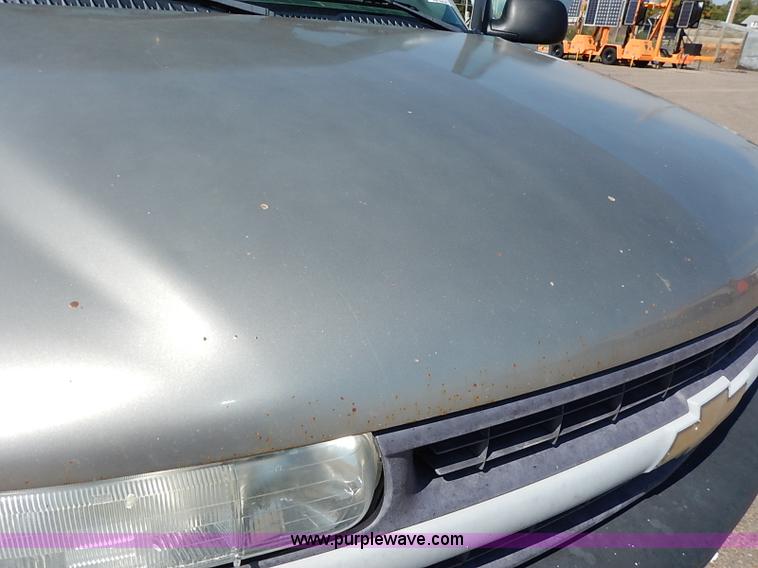 image for item J3009 2002 Chevrolet Silverado 1500 pickup truck