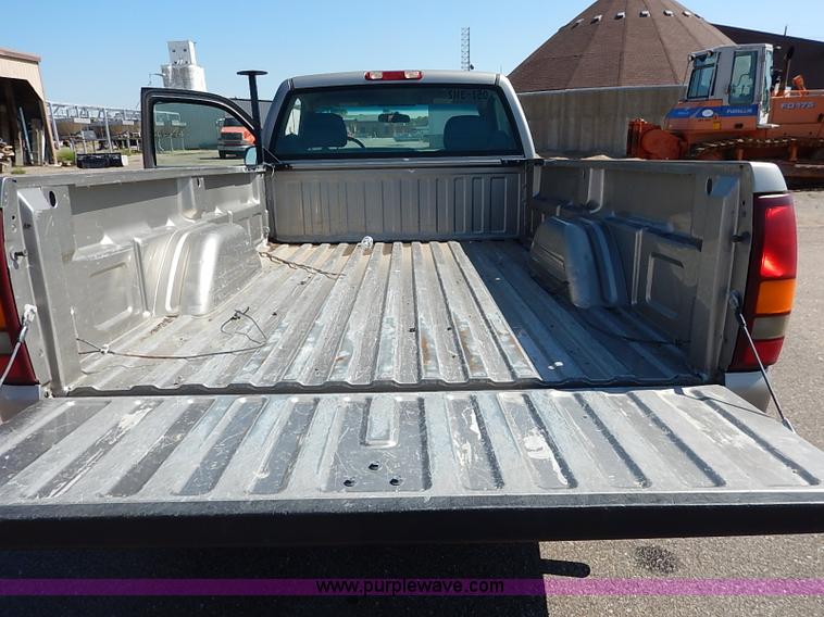 image for item J3009 2002 Chevrolet Silverado 1500 pickup truck