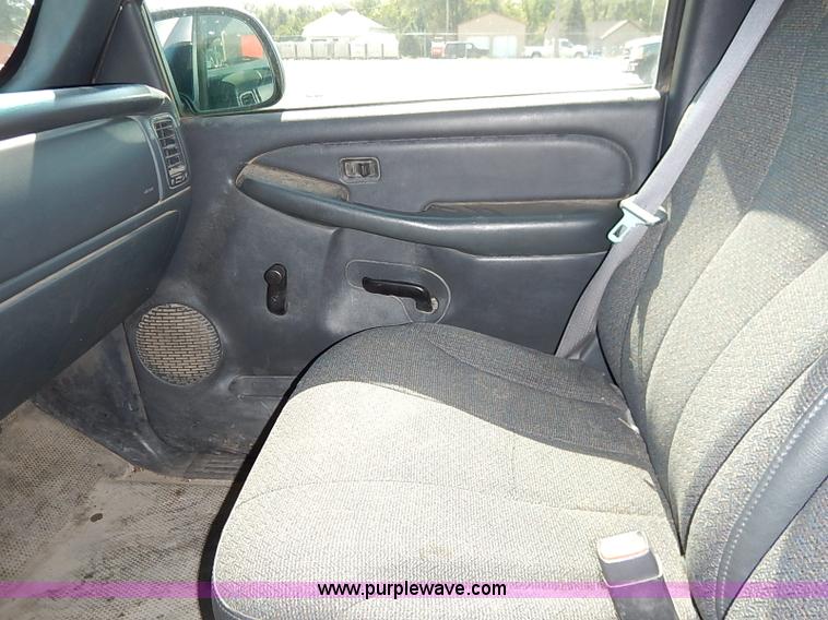 image for item J3009 2002 Chevrolet Silverado 1500 pickup truck