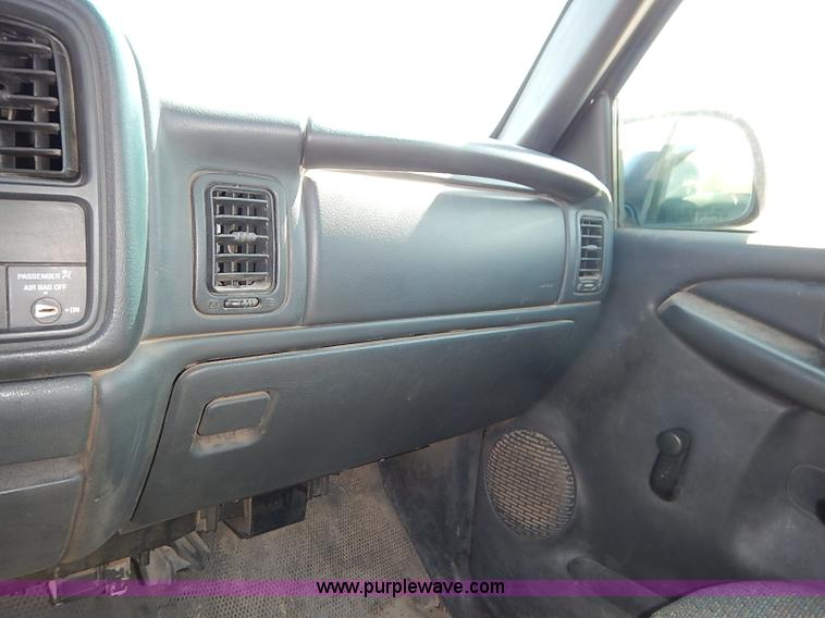 image for item J3009 2002 Chevrolet Silverado 1500 pickup truck